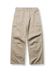 無地で多ポケット仕様のワークカーゴパンツがリラックスシルエットと機能性を兼ね備えた一着です。