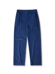 プラントインディゴヘリンボーンワイドチノの全身ビュー、手作業藍染めのフェードとヘリンボーンテクスチャーを強調。