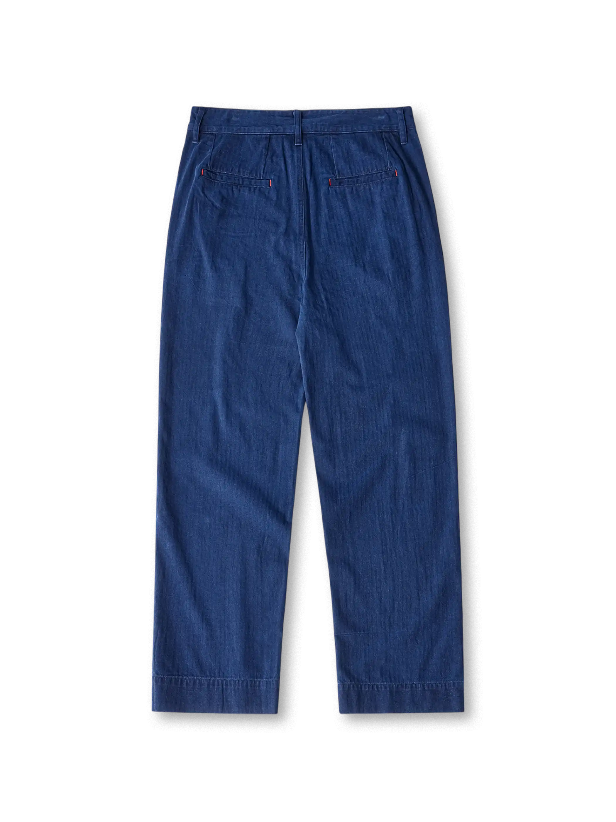 プラントインディゴヘリンボーンワイドチノの全身ビュー、手作業藍染めのフェードとヘリンボーンテクスチャーを強調。