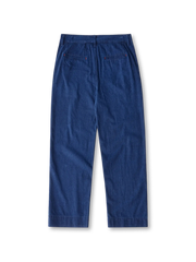 プラントインディゴヘリンボーンワイドチノの全身ビュー、手作業藍染めのフェードとヘリンボーンテクスチャーを強調。