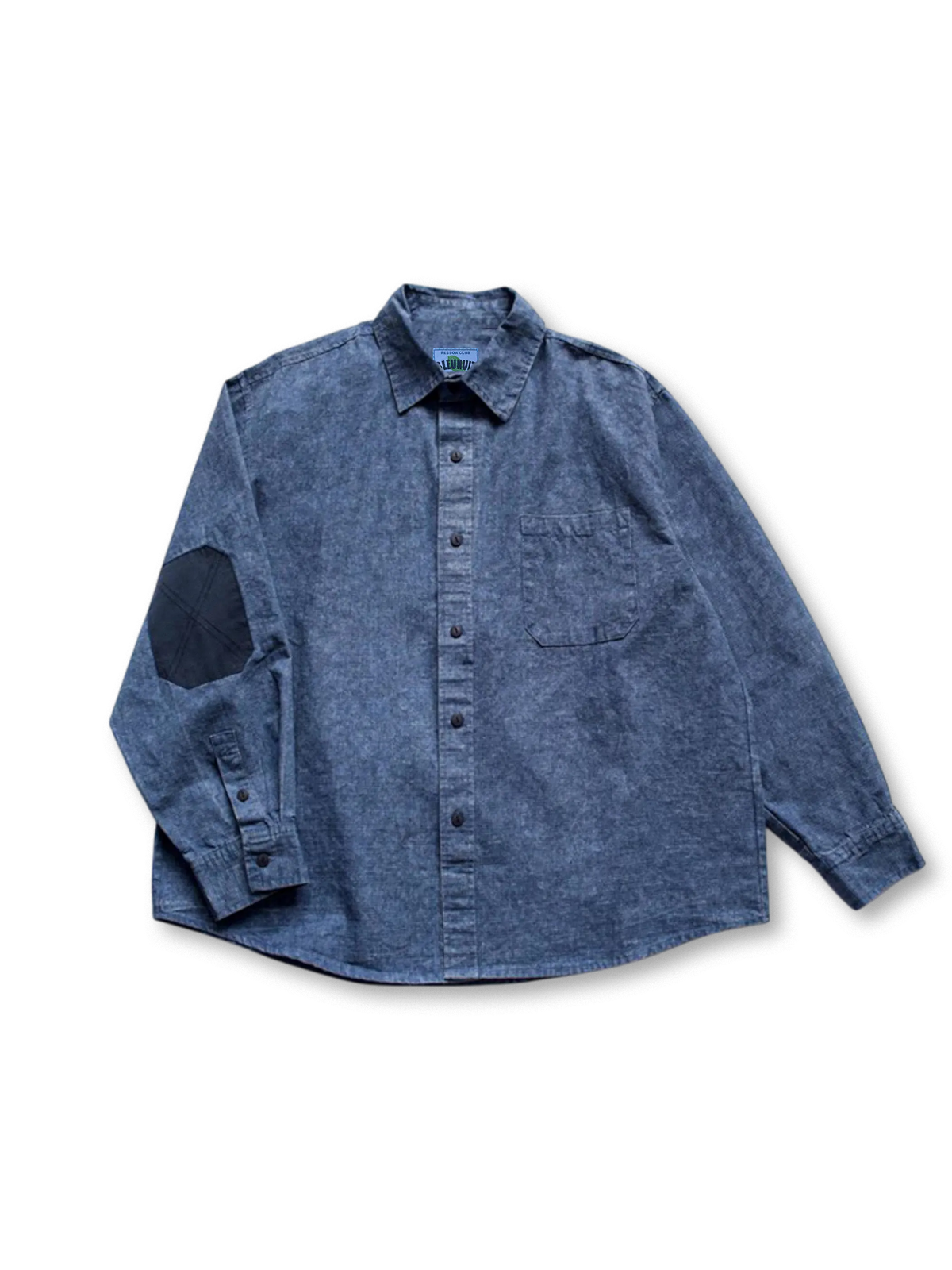 プラントインディゴパッチワークワークシャツの全身ビュー、植物藍染めの色ムラと手作業パッチを強調。