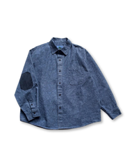 プラントインディゴパッチワークワークシャツの全身ビュー、植物藍染めの色ムラと手作業パッチを強調。