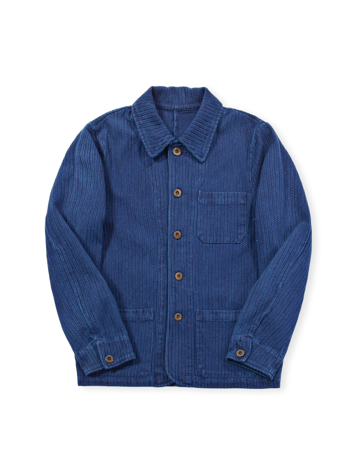 植物染めと刺子技法を用いたブルートーンのフレンチワークジャケット。胸ポケットと対称ポケットが特徴の洗練されたデザイン。