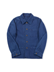 植物染めと刺子技法を用いたブルートーンのフレンチワークジャケット。胸ポケットと対称ポケットが特徴の洗練されたデザイン。
