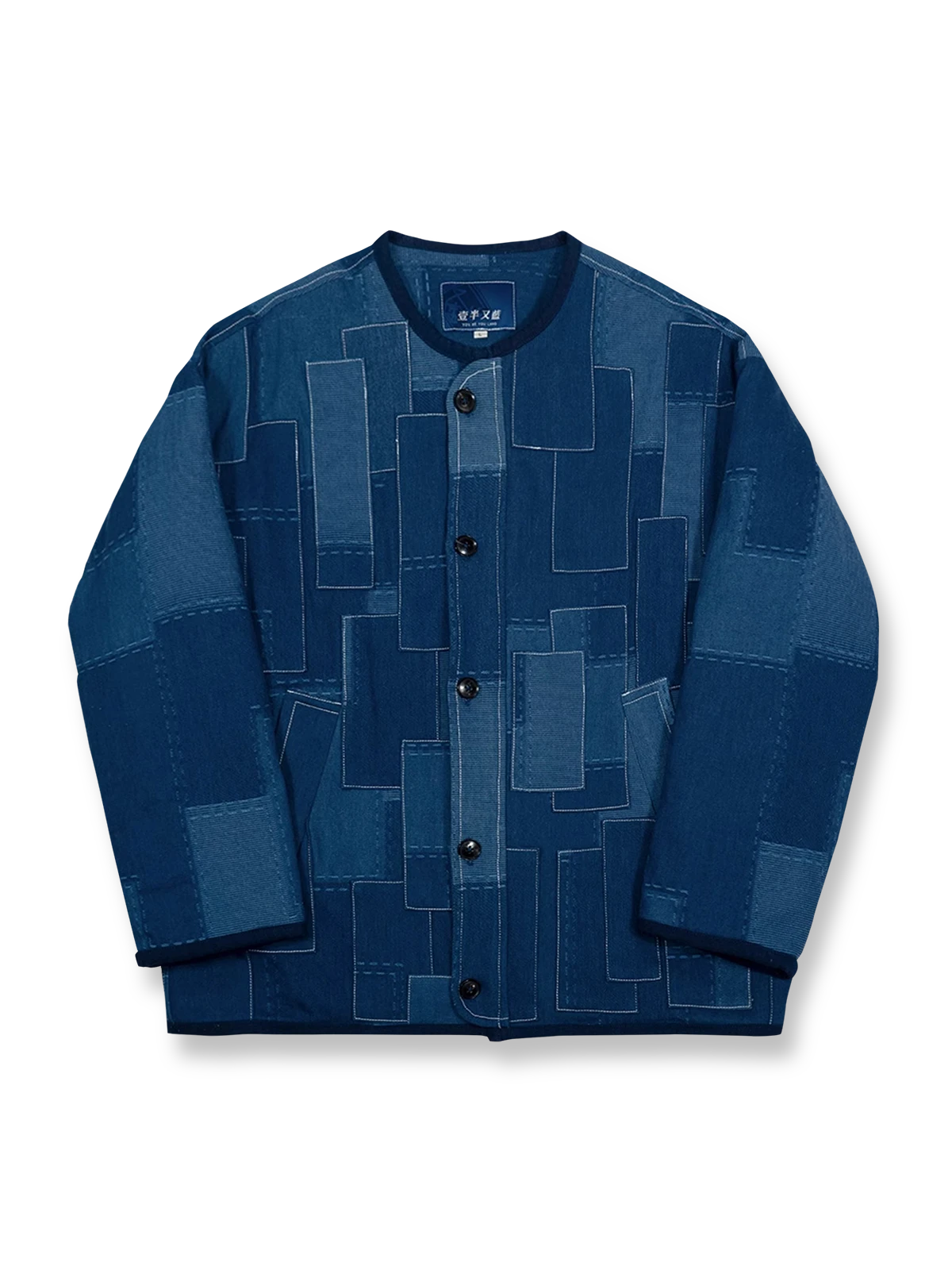 植物染めとパッチワーク刺繍が特徴のノーカラー中綿ジャケット。