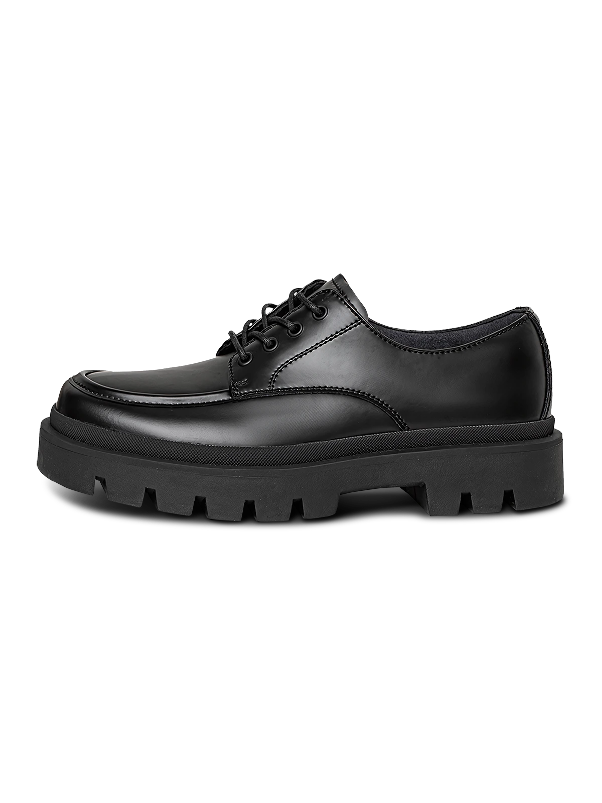 厚底ギザギザラバーソールとU字型ステッチを施したオールブラックのスクエアトゥダービーシューズ。