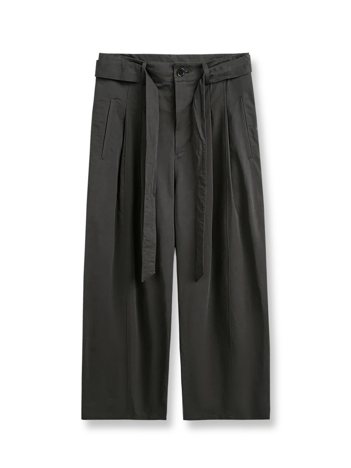 プリーツ入り剣道着スタイルワイドパンツの全体正面画像、立体プリーツと結び紐モチーフのディテール。