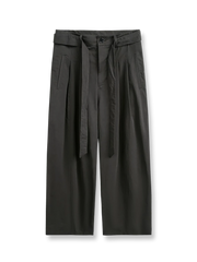 プリーツ入り剣道着スタイルワイドパンツの全体正面画像、立体プリーツと結び紐モチーフのディテール。