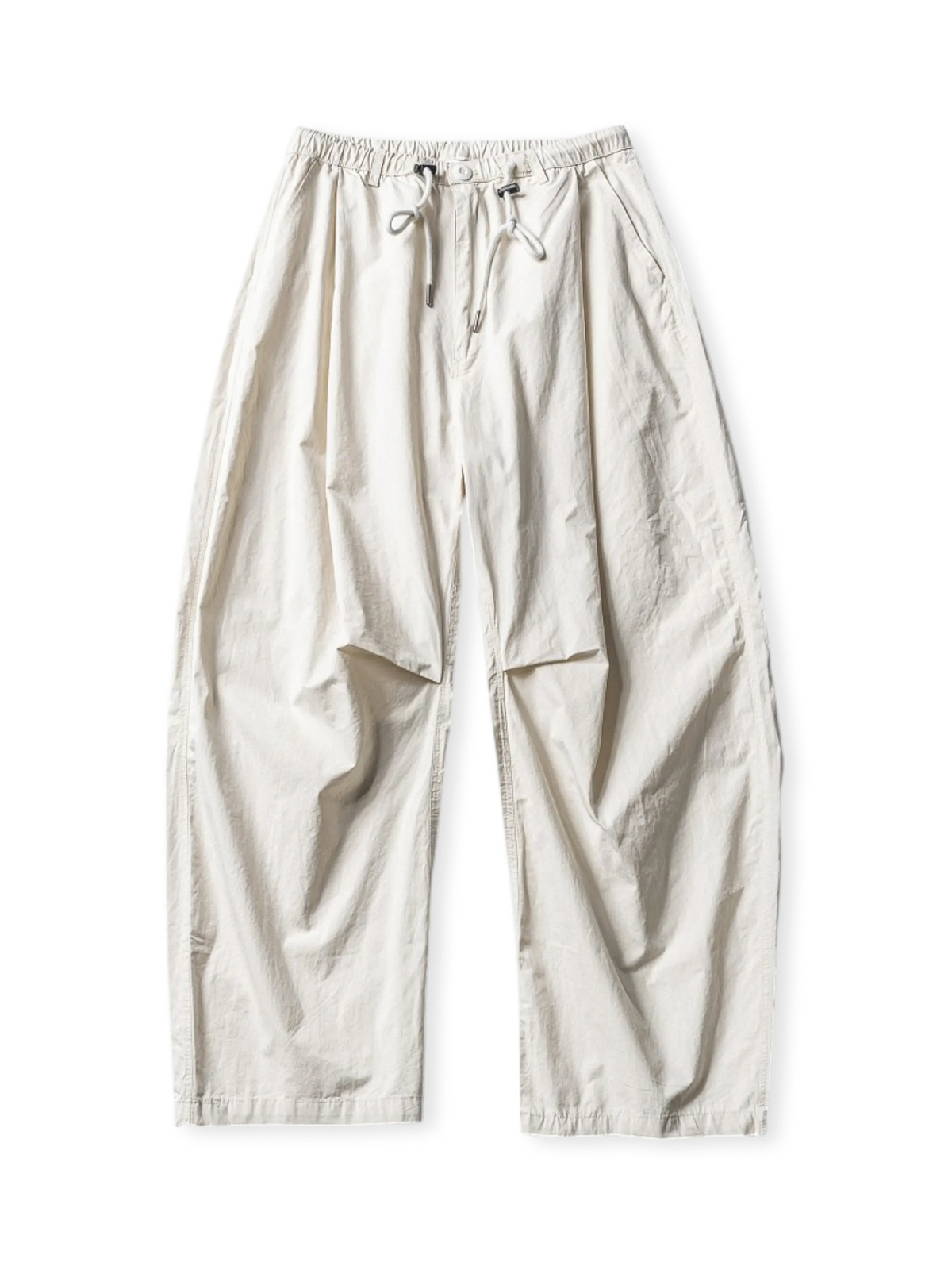 立体プリーツ加工が施された軽量ナイロンワイドパンツ。エラスティックドローコード付きで調節可能なウエストが特徴。