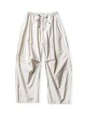 立体プリーツ加工が施された軽量ナイロンワイドパンツ。エラスティックドローコード付きで調節可能なウエストが特徴。