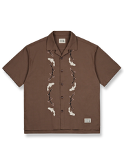 梅花と錦鯉の刺繍があしらわれたコットン混紡キューバシャツ。