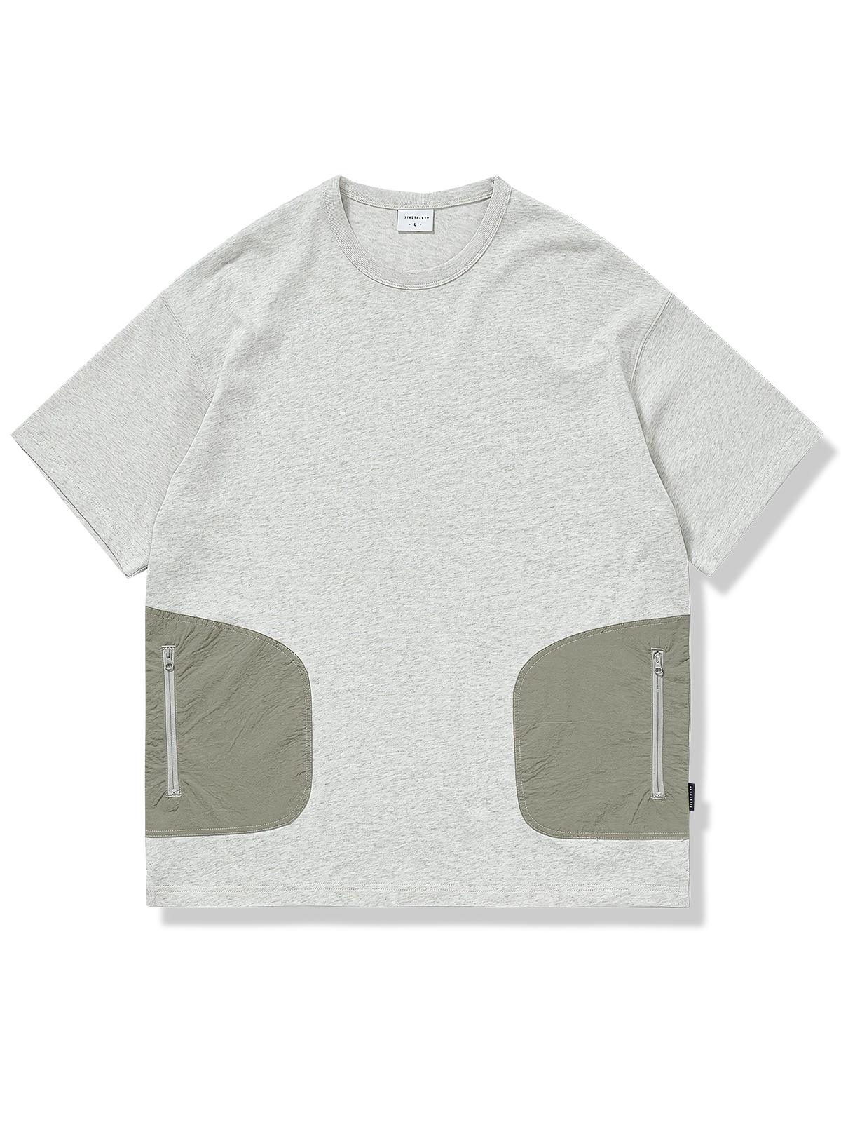 シワになりにくいナイロンポケットと同色切り替えが特徴のTシャツ