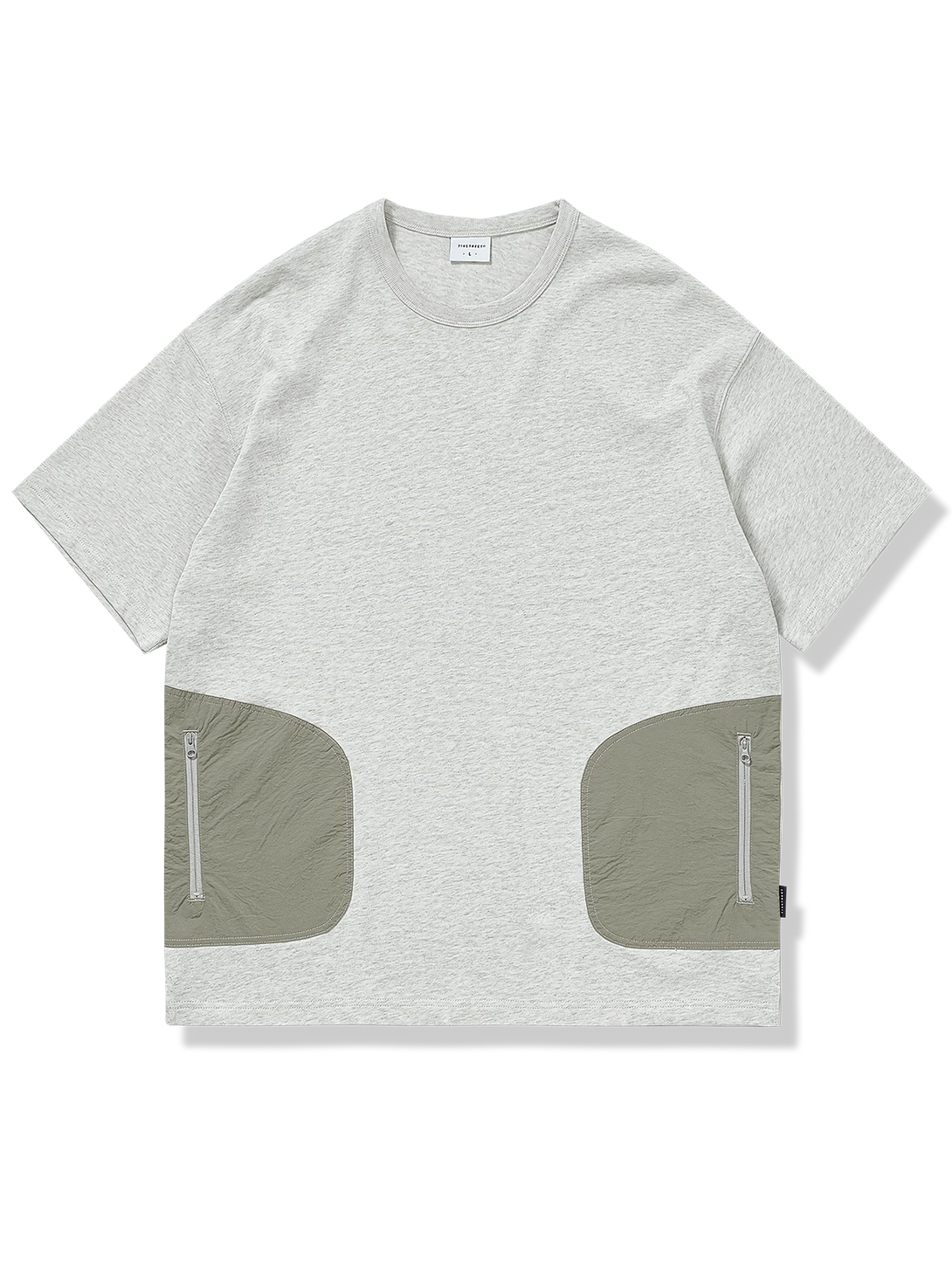 シワになりにくいナイロンポケットと同色切り替えが特徴のTシャツ