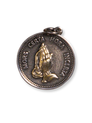 デューラー「祈る手」をモチーフにしたスエード製ネックレス。