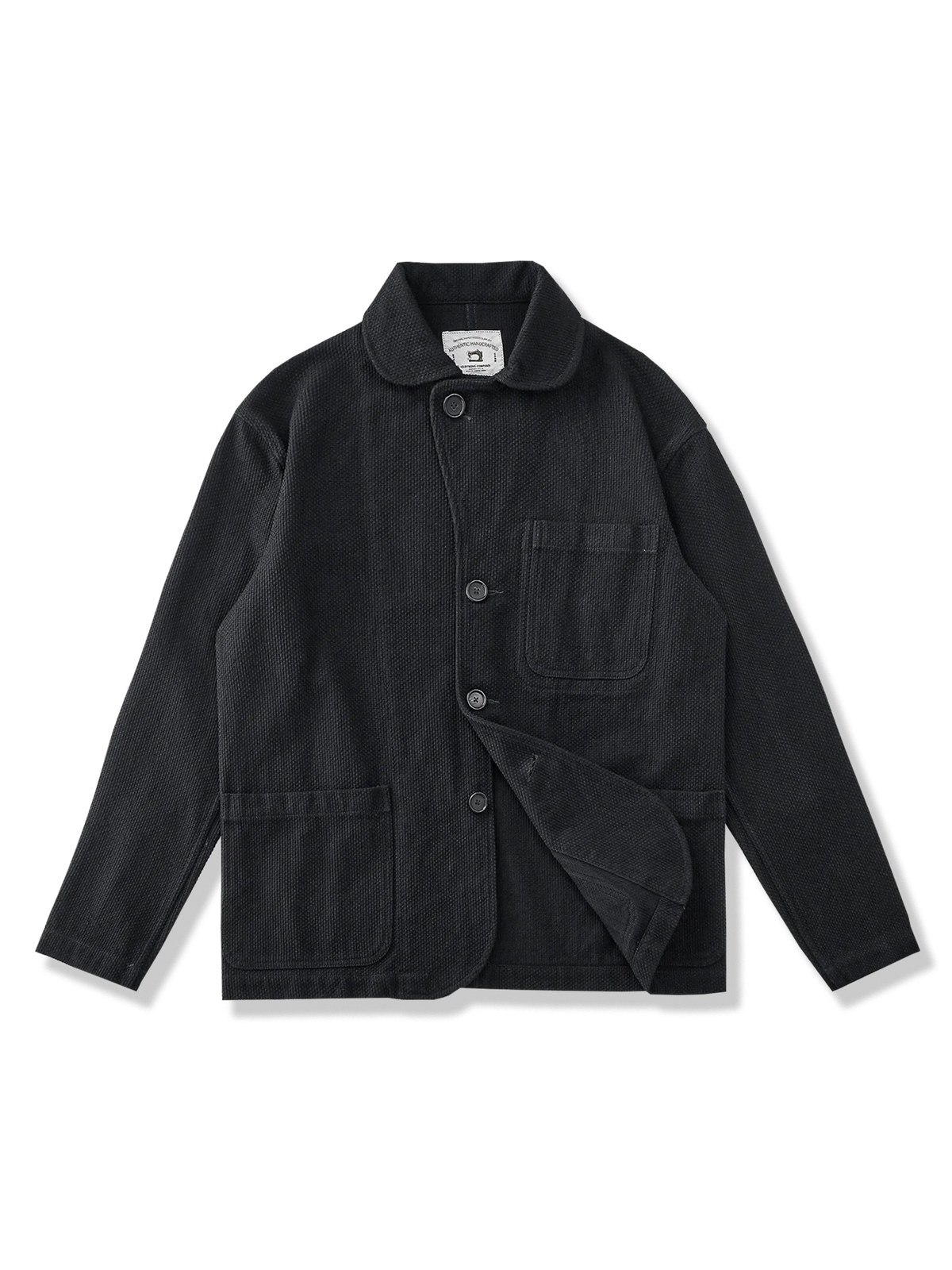 600gコットン剣道刺し子生地を使用し、植物藍染と墨染の独自技法で染め上げた深みのあるブラックカラーのテーラードジャケット。耐久性と風合いを兼ね備えた一着。