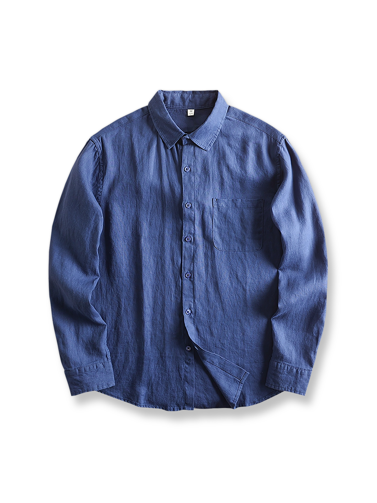 プレミアムリネンの自然なドレープとレギュラーカラーが特徴の長袖シャツの全体像。