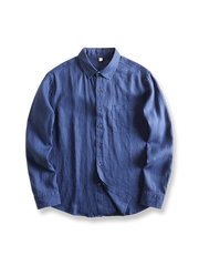 プレミアムリネンの自然なドレープとレギュラーカラーが特徴の長袖シャツの全体像。
