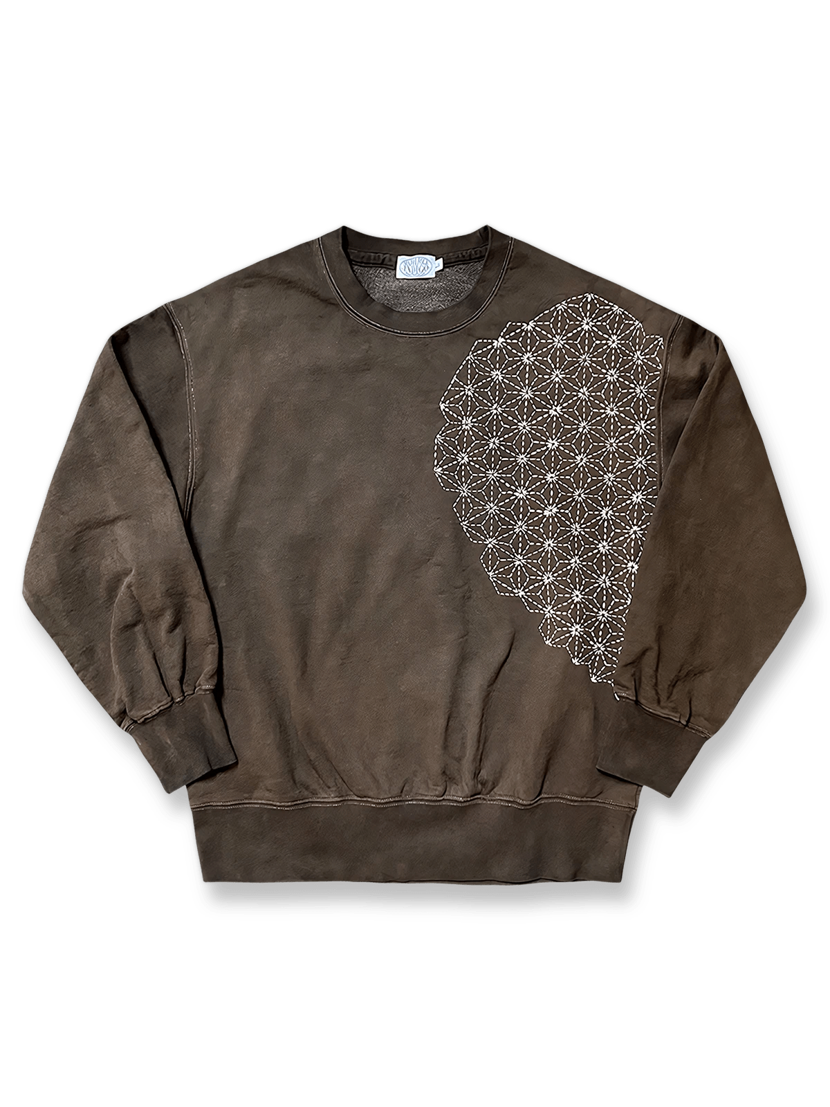 薯莨染めの深いブラウンと手縫い麻葉刺し子を施した限定スウェット。ヘビーウェイト生地とドロップショルダーが特徴。