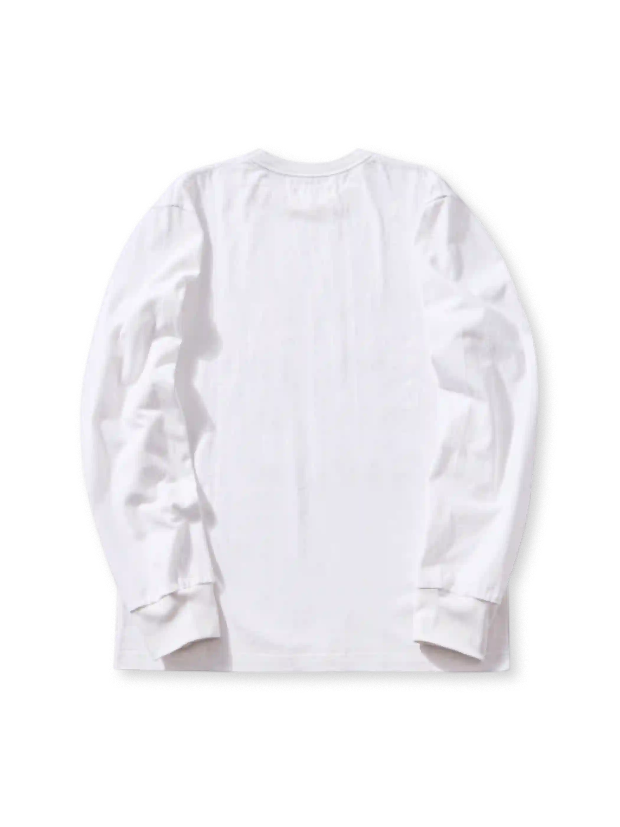 ホワイトのナンバリング ロングスリーブTシャツ、胸に紺のアーチ状の文字と大きな数字のプリント付き