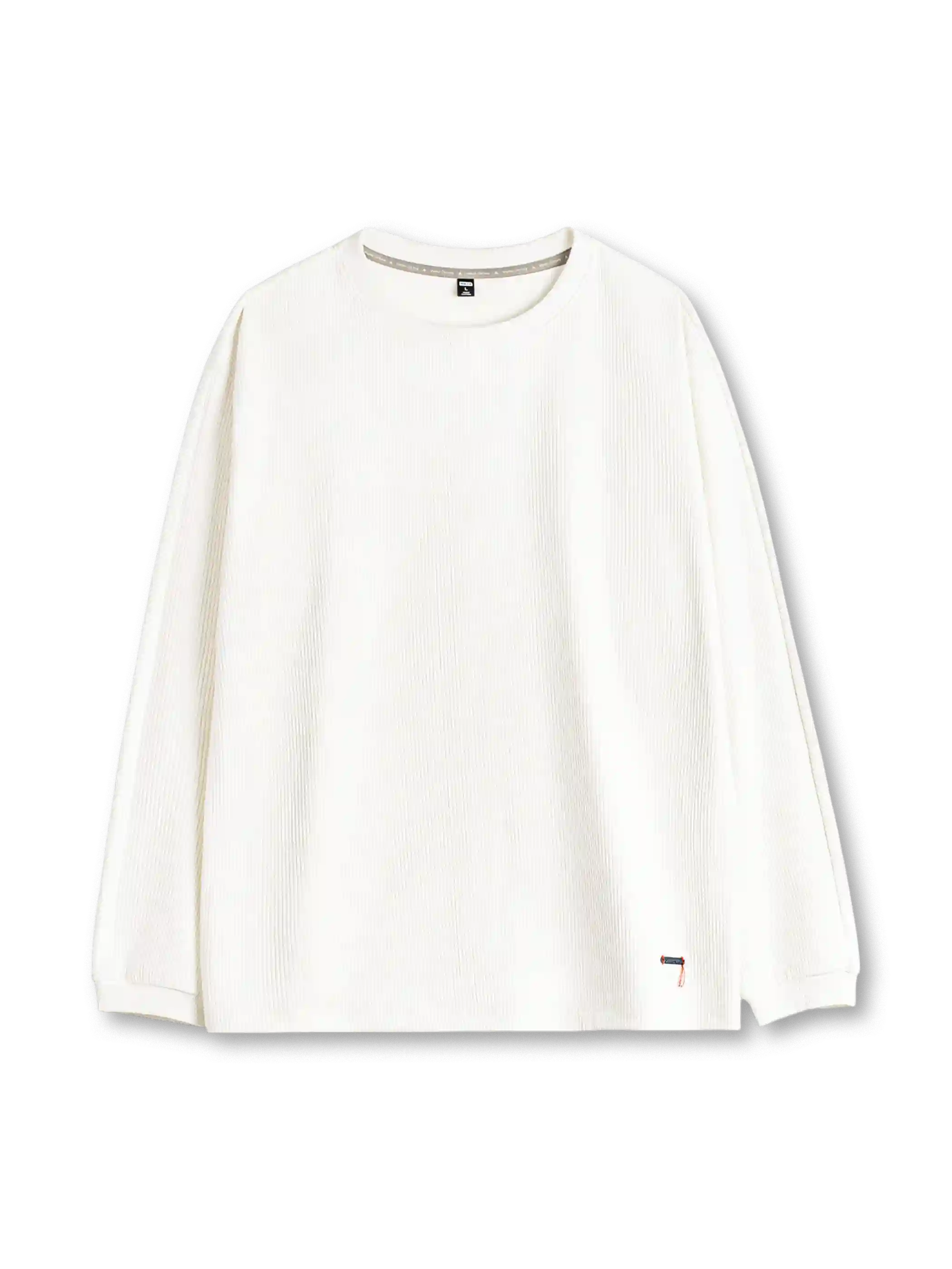 アイボリーの立体リブ ロングスリーブTシャツ、リブの襟元と裾の小さな配色タブ付き