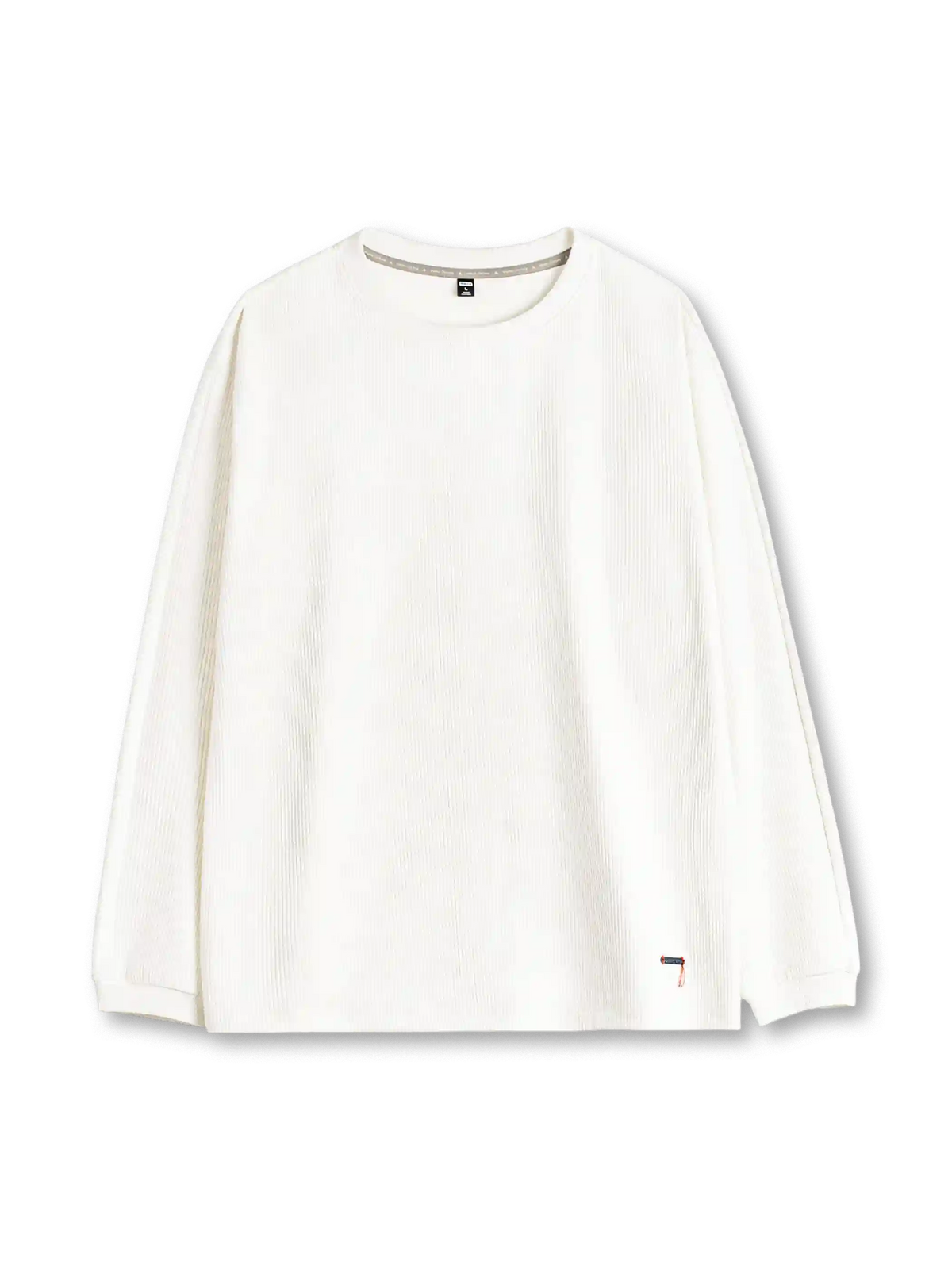 アイボリーの立体リブ ロングスリーブTシャツ、リブの襟元と裾の小さな配色タブ付き
