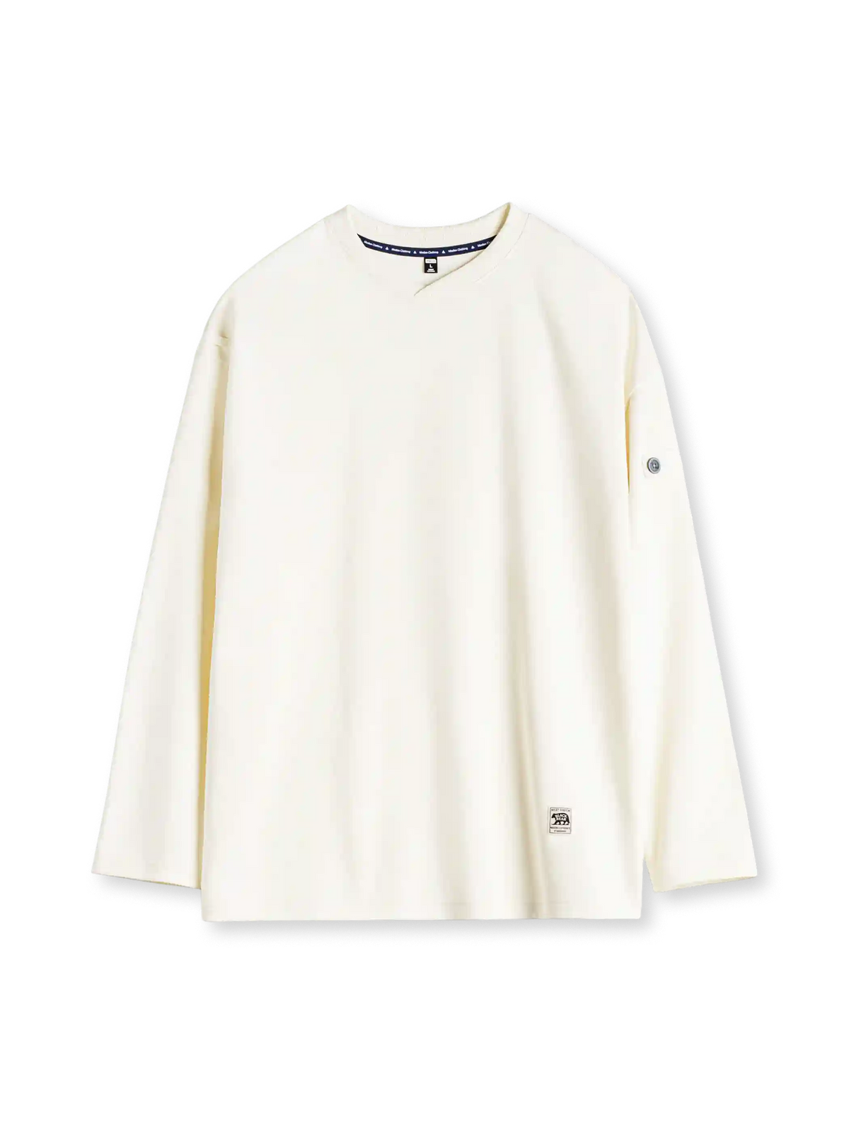 オフホワイトのロングスリーブTシャツ、二の腕のボタン留めタブとリブの襟元、裾のラベル付き