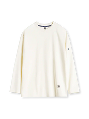 オフホワイトのロングスリーブTシャツ、二の腕のボタン留めタブとリブの襟元、裾のラベル付き