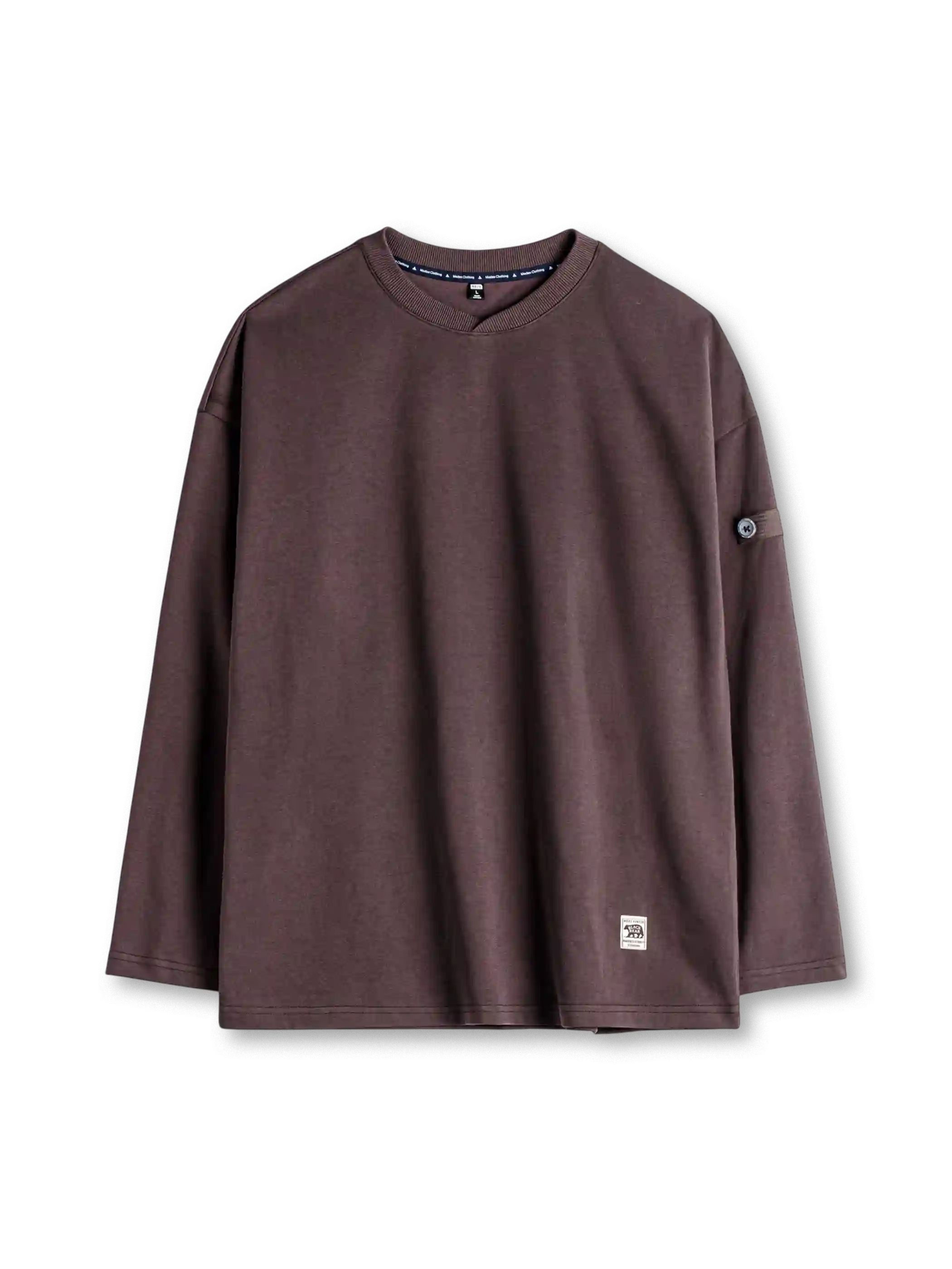 オフホワイトのロングスリーブTシャツ、二の腕のボタン留めタブとリブの襟元、裾のラベル付き