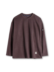 オフホワイトのロングスリーブTシャツ、二の腕のボタン留めタブとリブの襟元、裾のラベル付き
