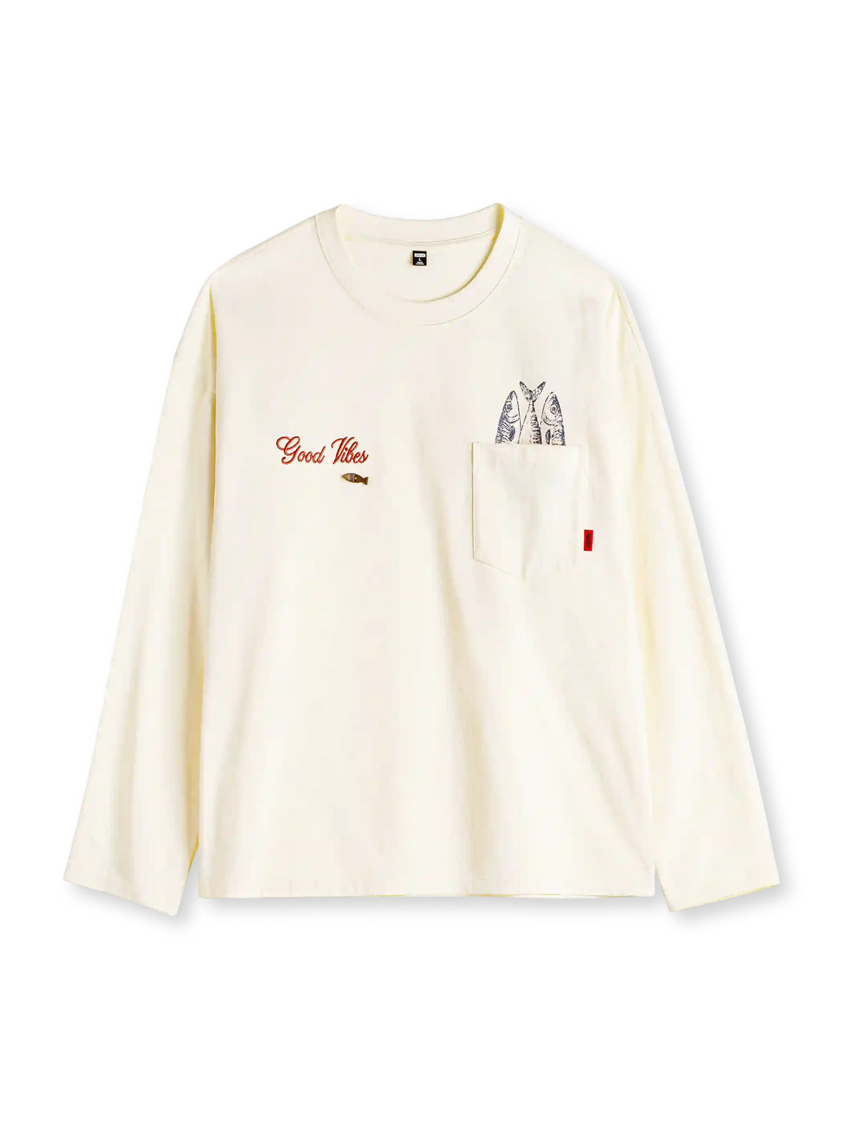 オフホワイトのロングスリーブTシャツ、胸ポケットから覗く魚のプリントと赤い英字刺繍付き