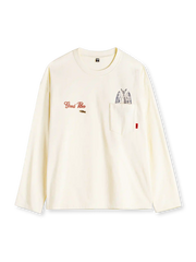 オフホワイトのロングスリーブTシャツ、胸ポケットから覗く魚のプリントと赤い英字刺繍付き