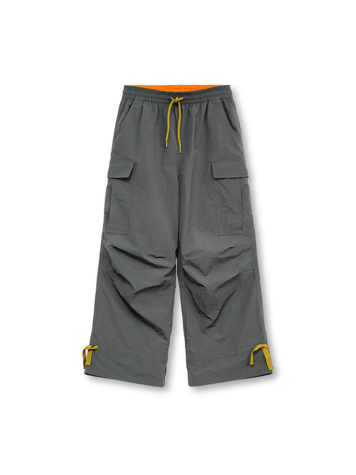 グレーグリーンのM-65ナイロンカーゴパンツ、脇の大きなカーゴポケットと配色ドローコード、裾の紐付き
