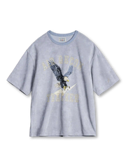 ブルーグレーのスノー加工Tシャツ、胸に稲妻を掴む鷲とアーチ状の文字のプリント