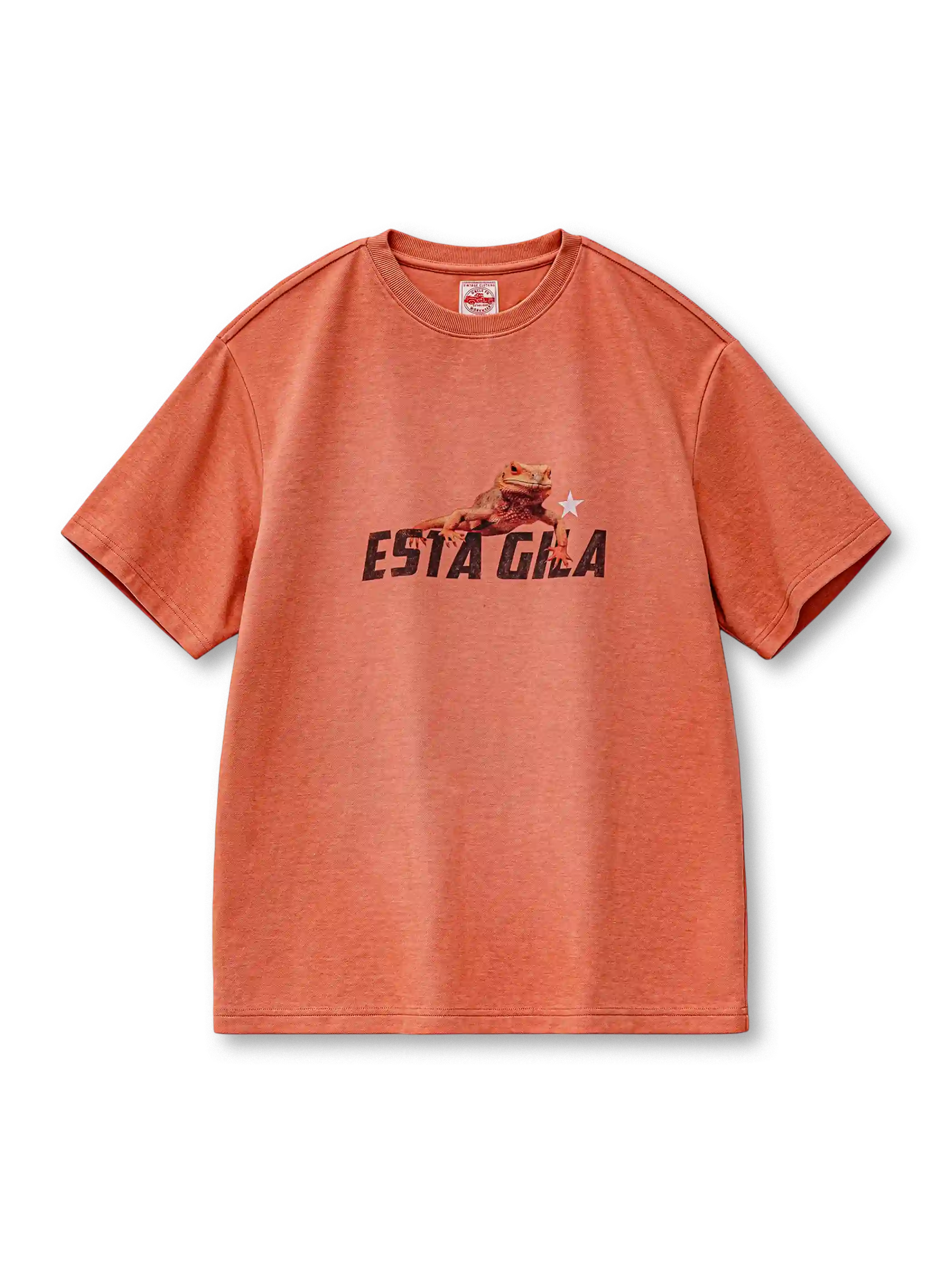 サンセットオレンジのTシャツ、胸にドクトカゲと英字、星のプリント