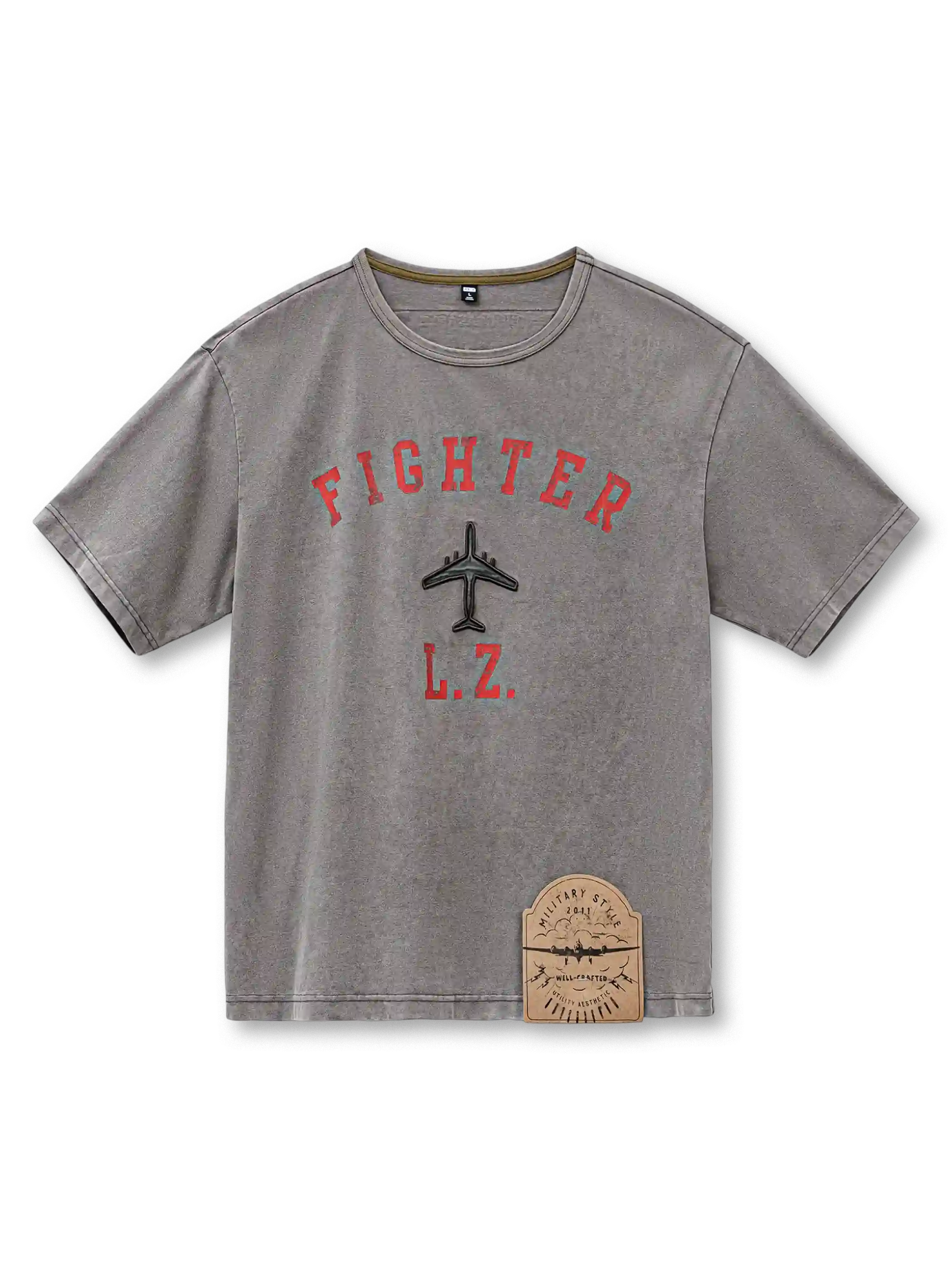 ウォッシュグレーのTシャツ、胸に赤いアーチ文字と機影のプリント、裾の古風なパッチ付き