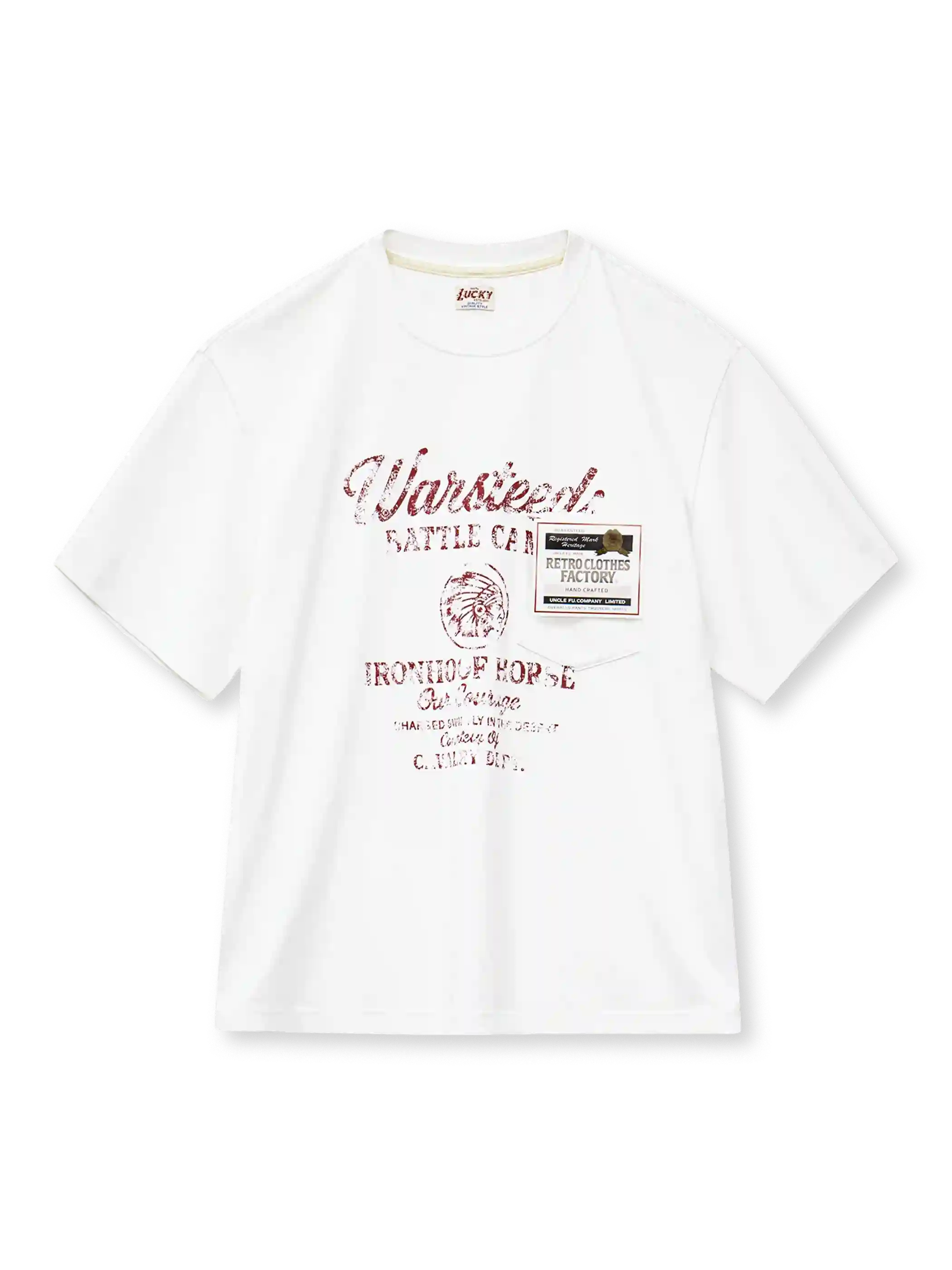 ホワイトのTシャツ、胸に赤いかすれ文字と円形の紋章のプリント、左胸のポケット付き