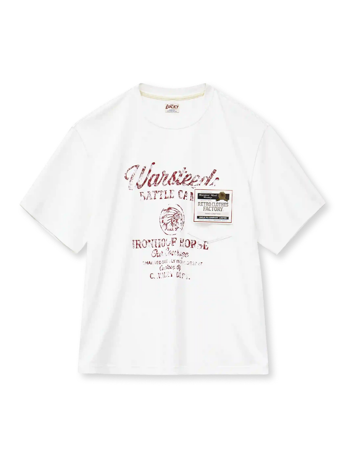 ホワイトのTシャツ、胸に赤いかすれ文字と円形の紋章のプリント、左胸のポケット付き
