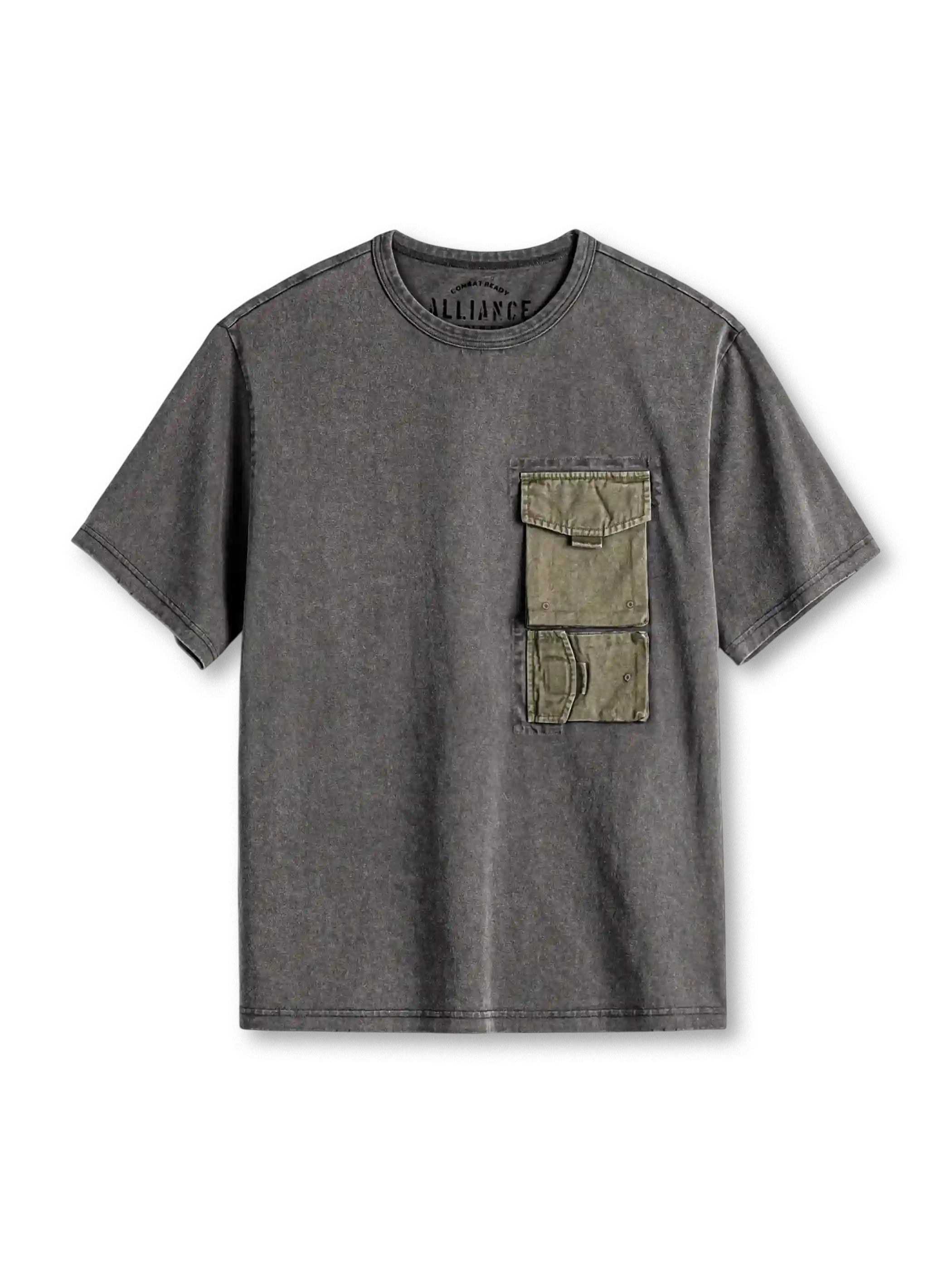 グレーのウォッシュTシャツ、胸にオリーブのフラップ付き二層ポケット