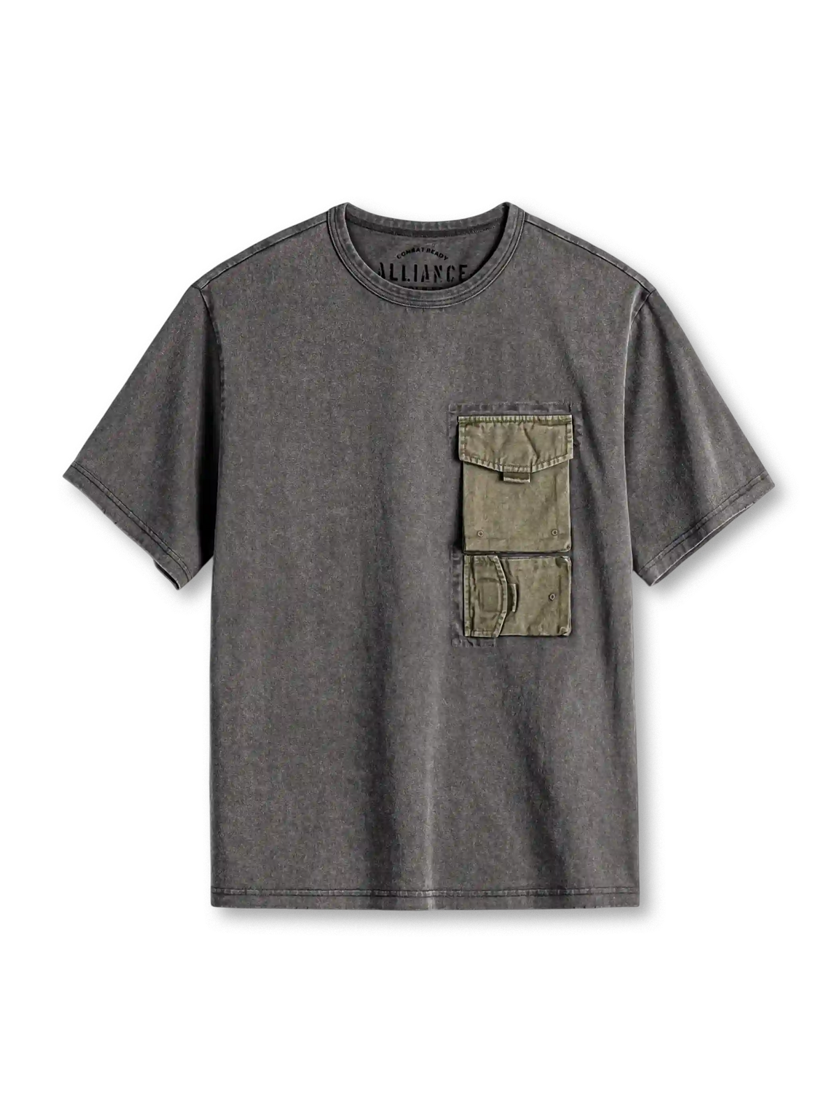 グレーのウォッシュTシャツ、胸にオリーブのフラップ付き二層ポケット