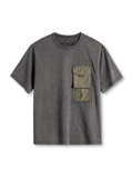 グレーのウォッシュTシャツ、胸にオリーブのフラップ付き二層ポケット