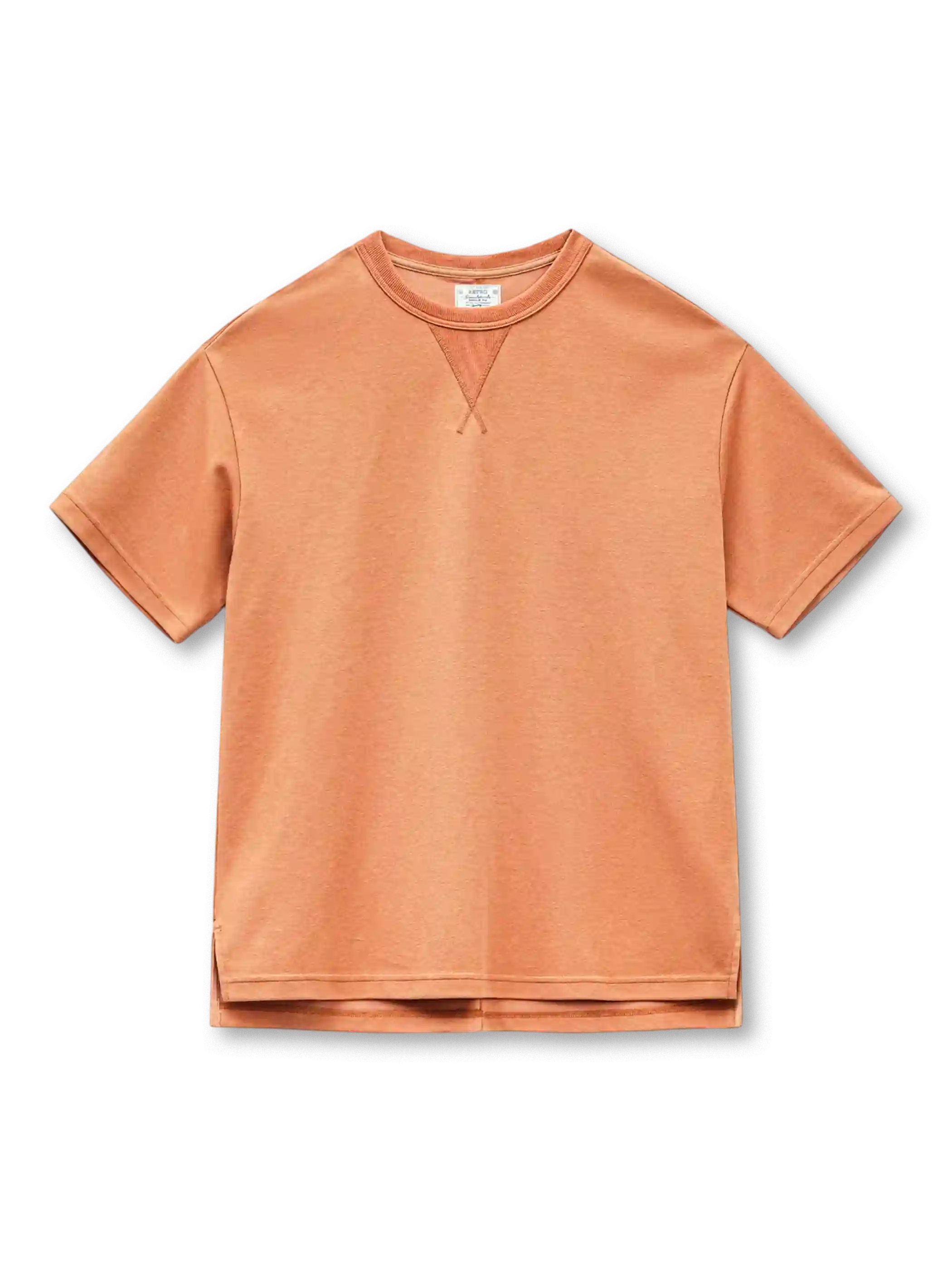 ウォームオレンジのTシャツ、前V字ガゼットのある襟元と裾の両脇のスリット