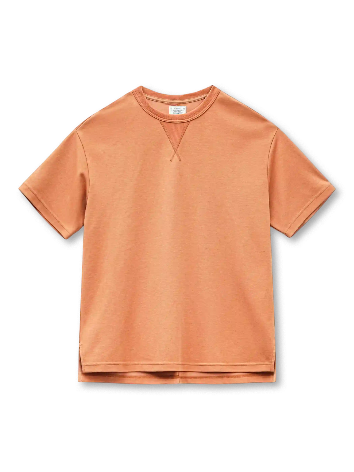 ウォームオレンジのTシャツ、前V字ガゼットのある襟元と裾の両脇のスリット