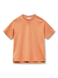 ウォームオレンジのTシャツ、前V字ガゼットのある襟元と裾の両脇のスリット