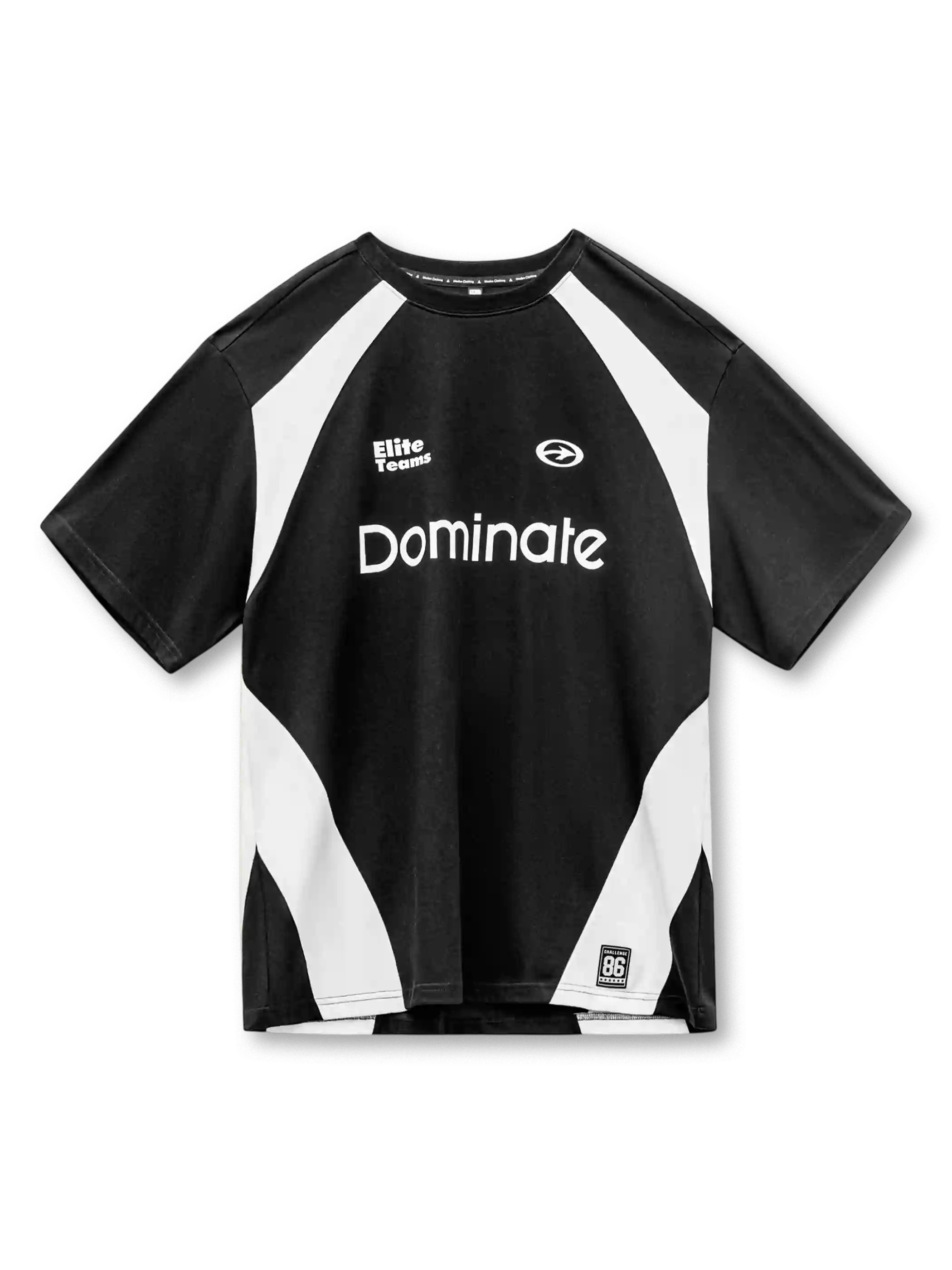 ブラックとホワイトの配色切り替えサッカーTシャツ、胸元の英字と紋章風マークのプリント