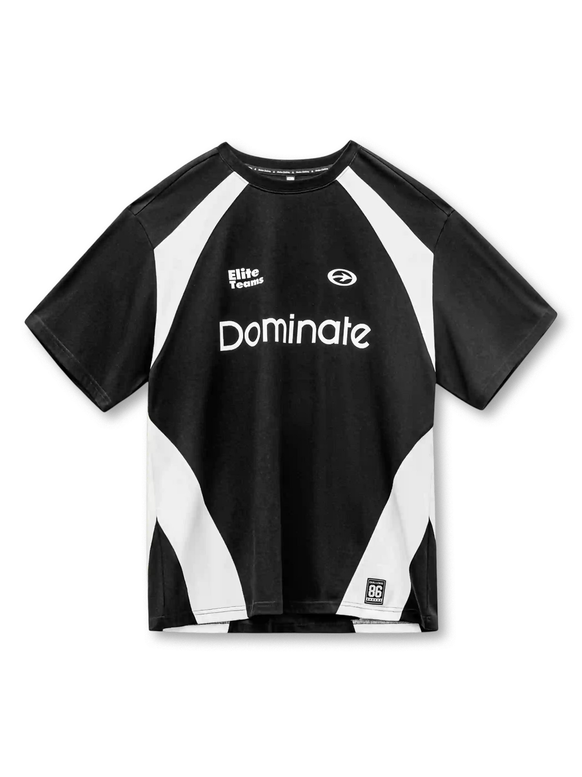 ブラックとホワイトの配色切り替えサッカーTシャツ、胸元の英字と紋章風マークのプリント