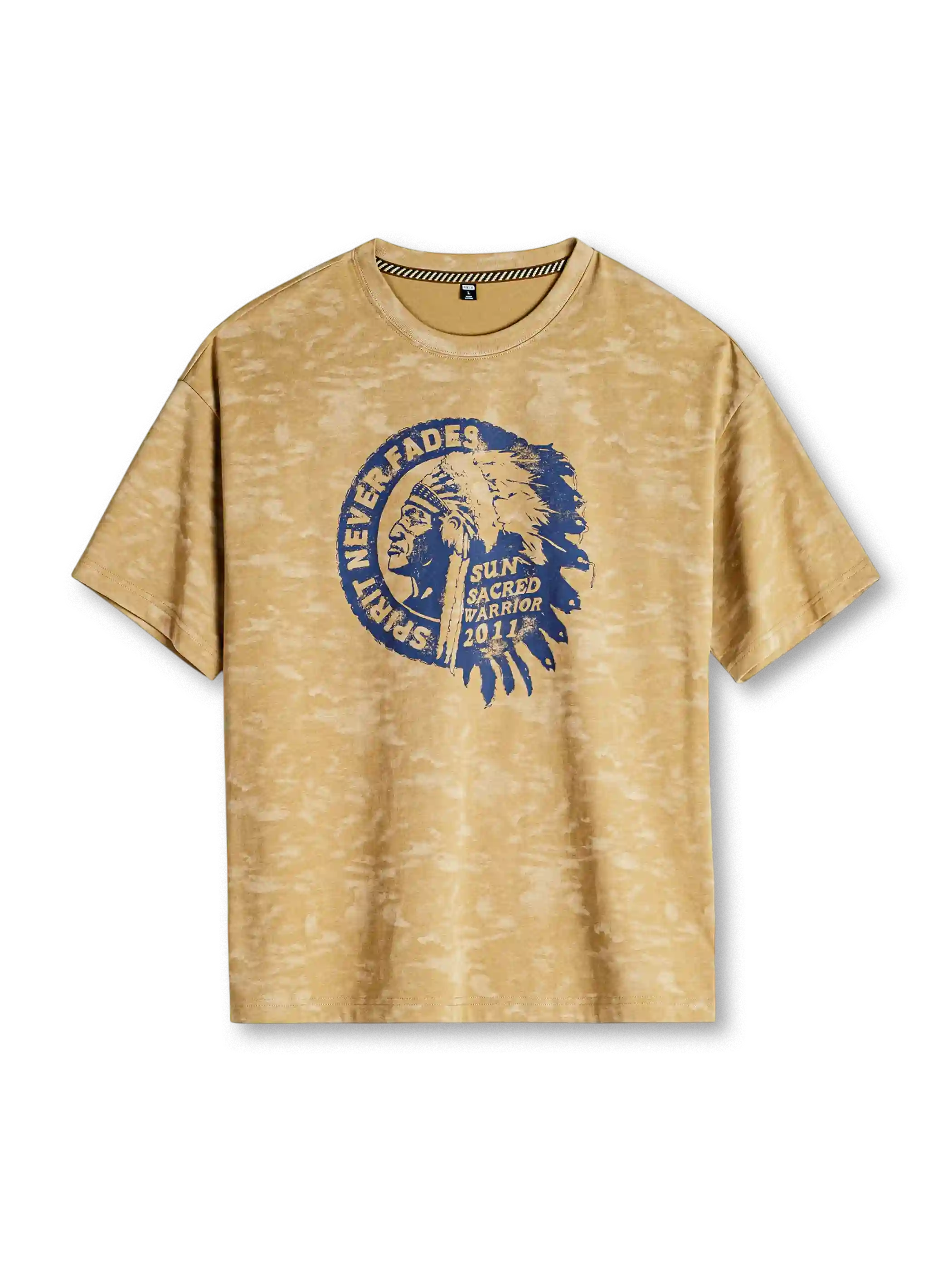 ウッドブラウンのムラ染めTシャツ、胸に紺の円形の紋章と英字のプリント