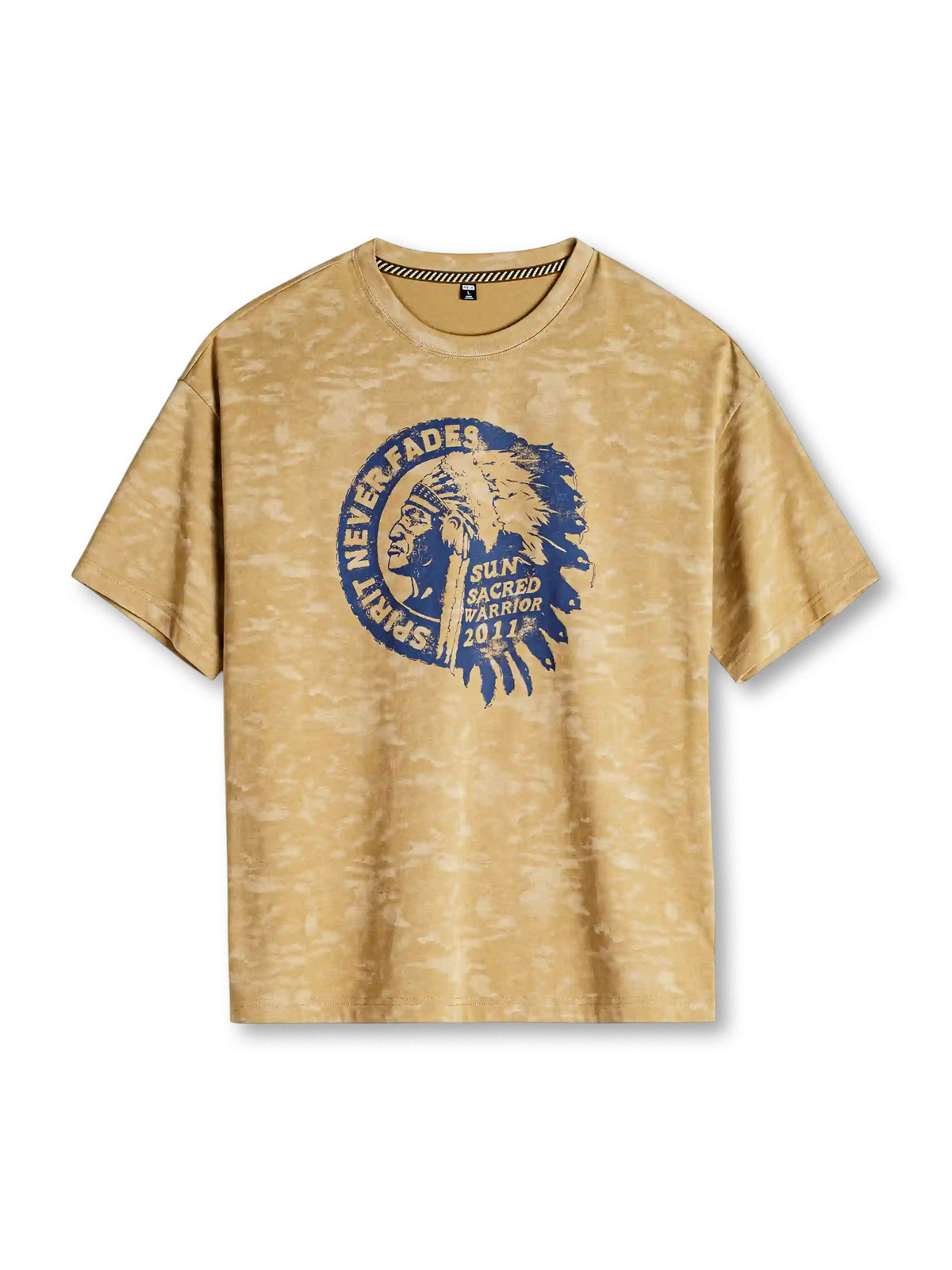 ウッドブラウンのムラ染めTシャツ、胸に紺の円形の紋章と英字のプリント
