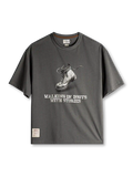 ダークグレーのTシャツ、胸に素描風のワークブーツとステンシル風の英字プリント、裾のラベル付き