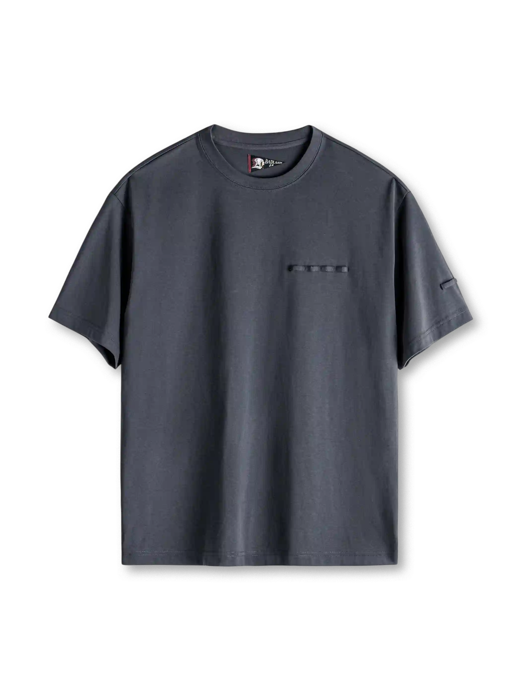 アイアングレーの無地Tシャツ、胸ポケット口のループとドロップショルダーのシルエット