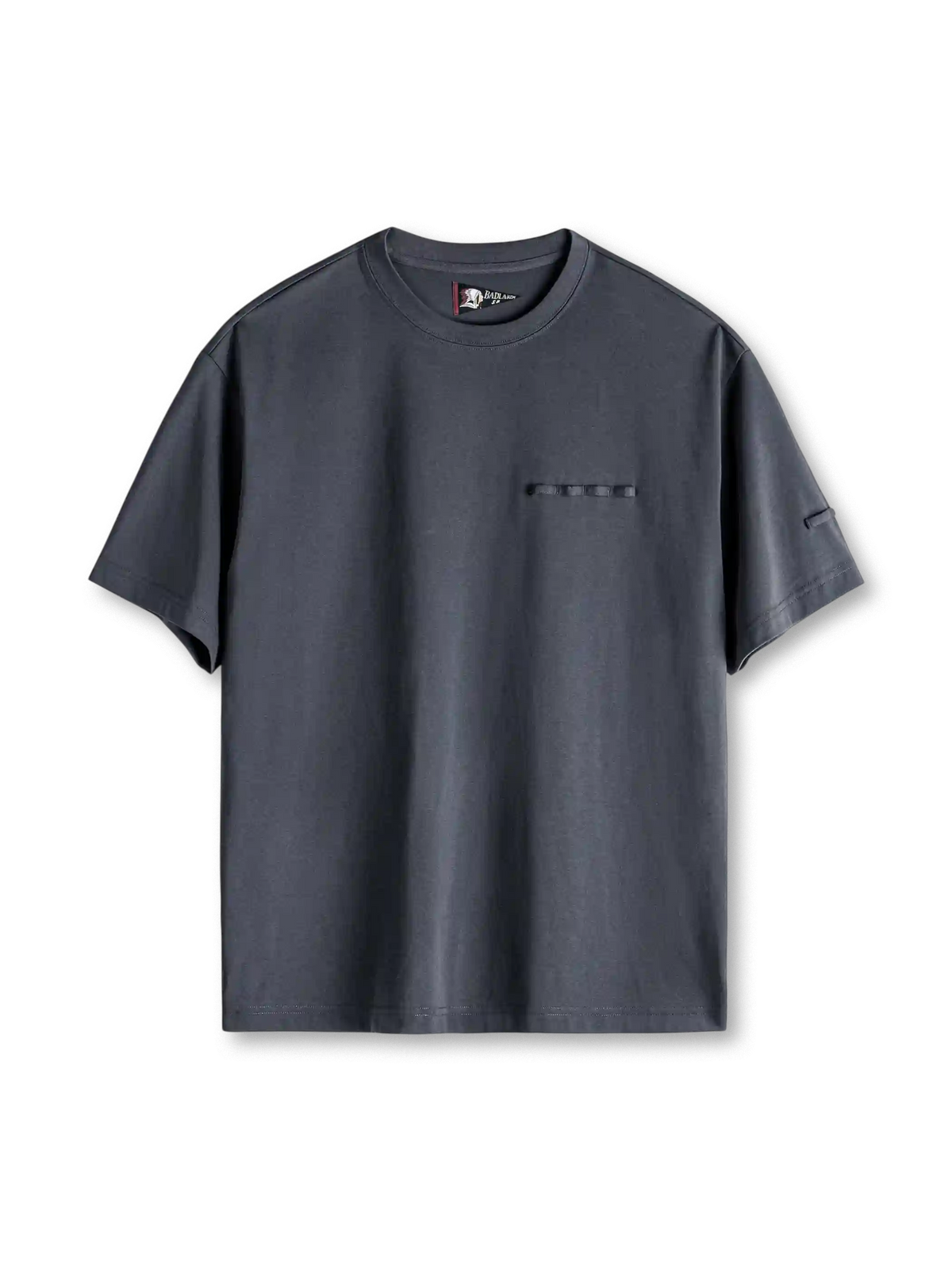 アイアングレーの無地Tシャツ、胸ポケット口のループとドロップショルダーのシルエット